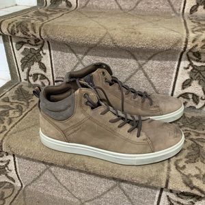 Barely warn. Still in good condition. Great for casual events